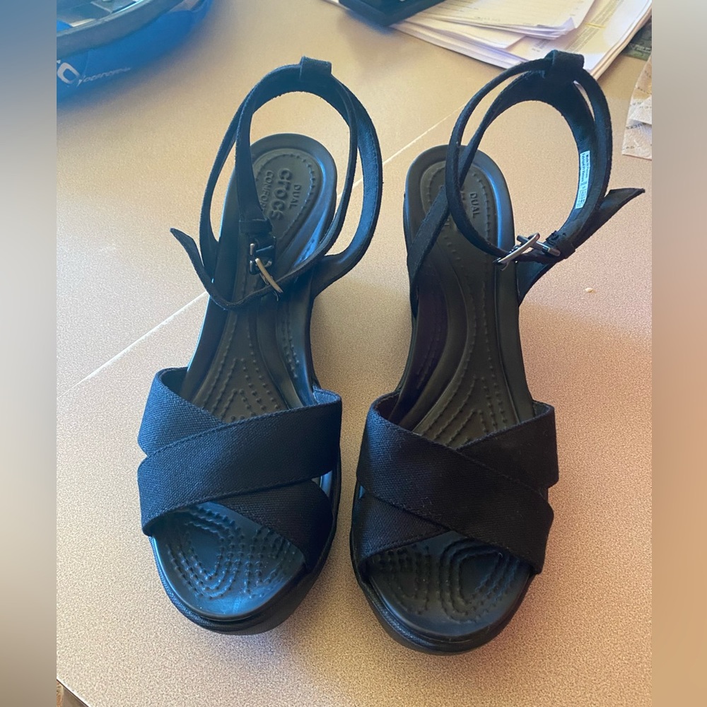 Women's Crocs Leigh II Ankle Strap Wedge (black)